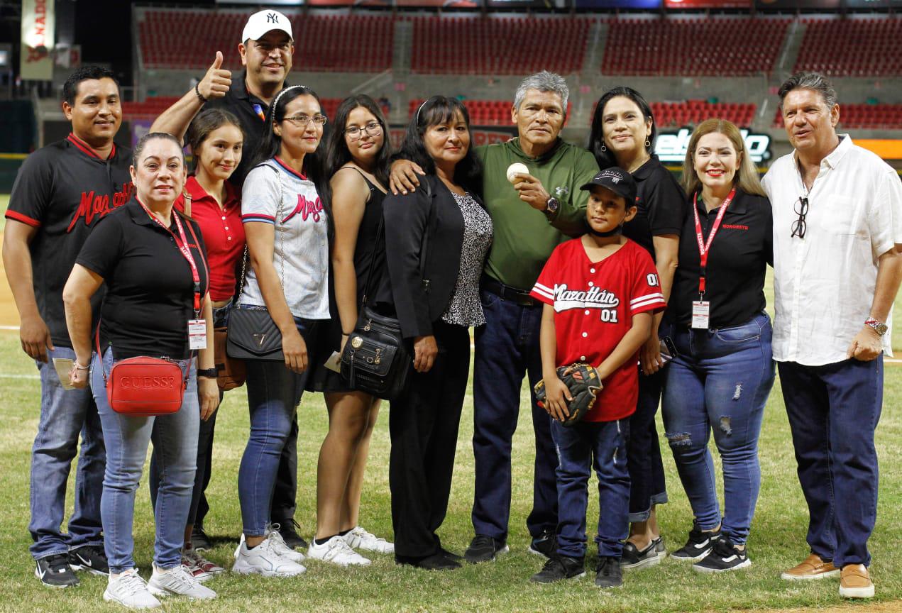 $!Rinde Venados homenaje a trayectoria del fotoperiodista Andrés García