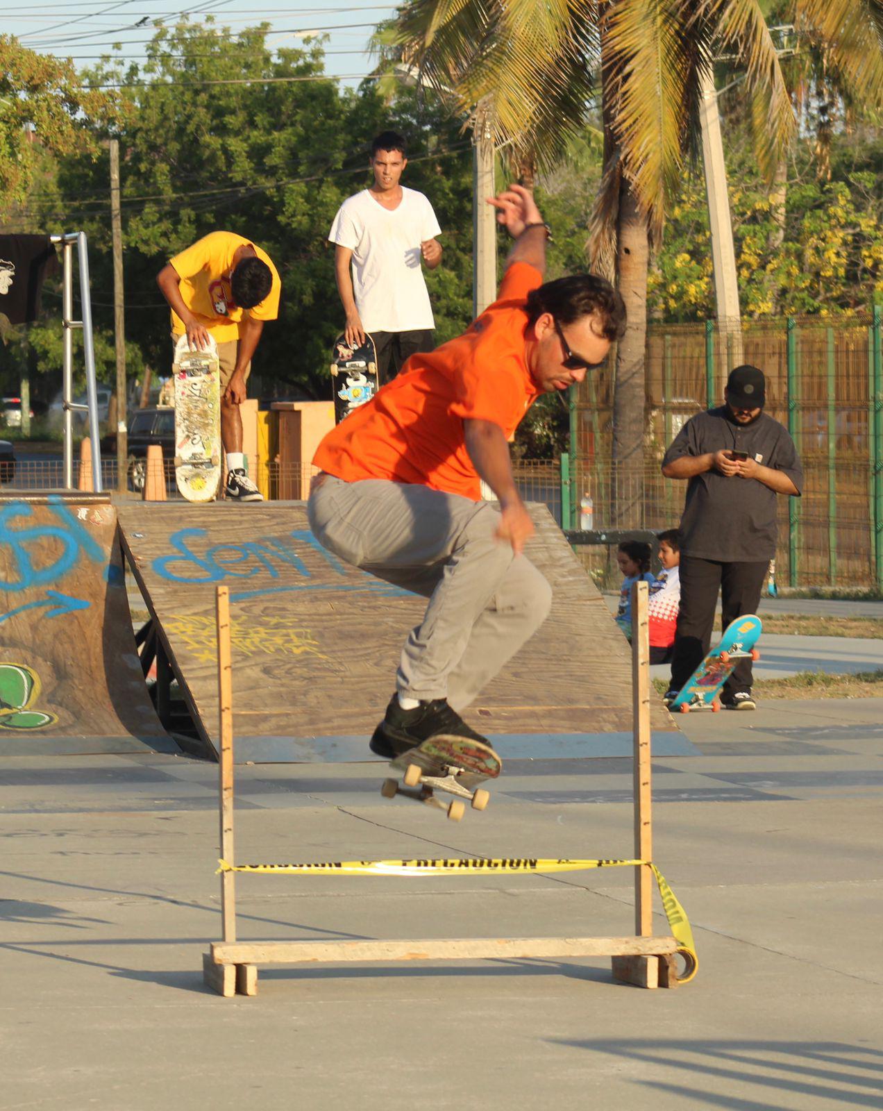 $!Con increíbles trucos celebran el Día Mundial del Skateboarding