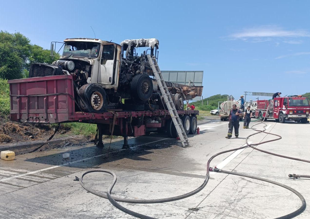 $!Se incendian dos tractocamiones que eran transportados sobre una plataforma, en Mazatlán