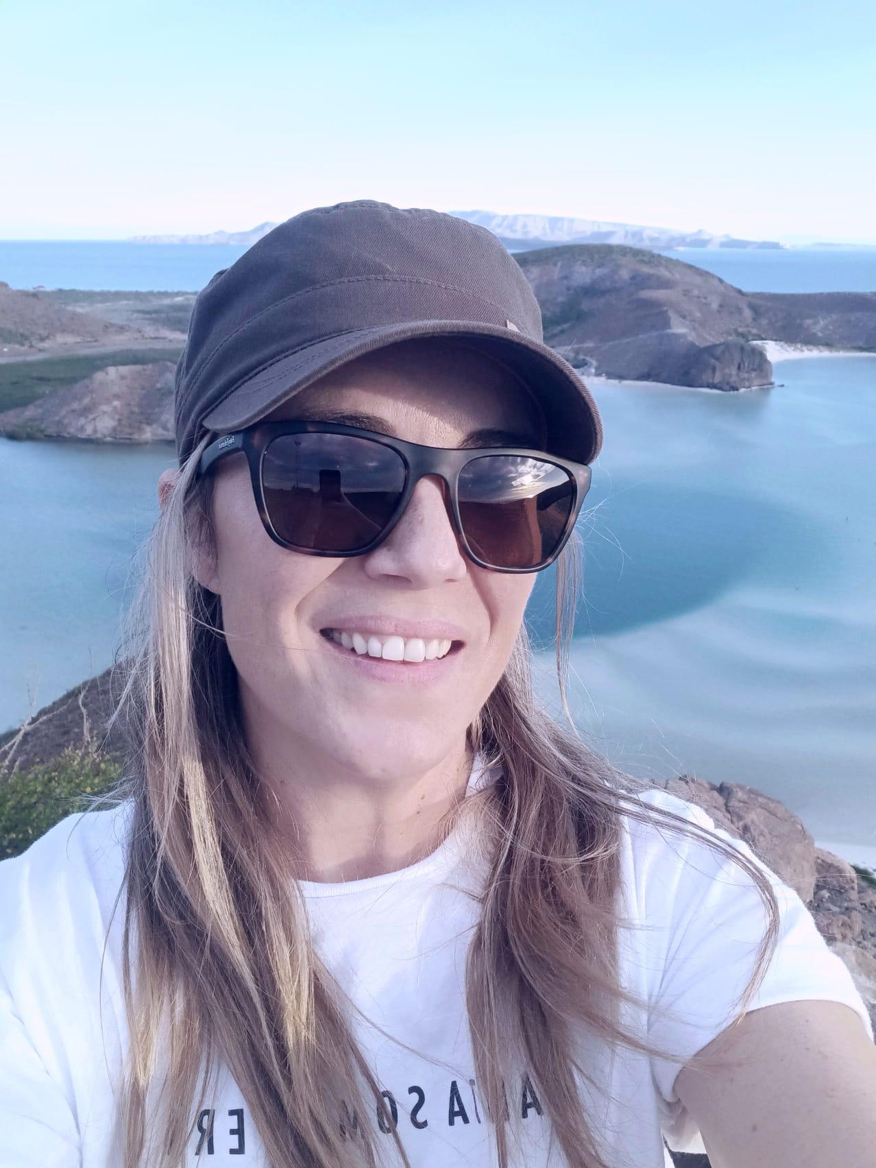 $!Madalena Pereira Cabral en un mirador sobre la playa Balandra, en La Paz, México.