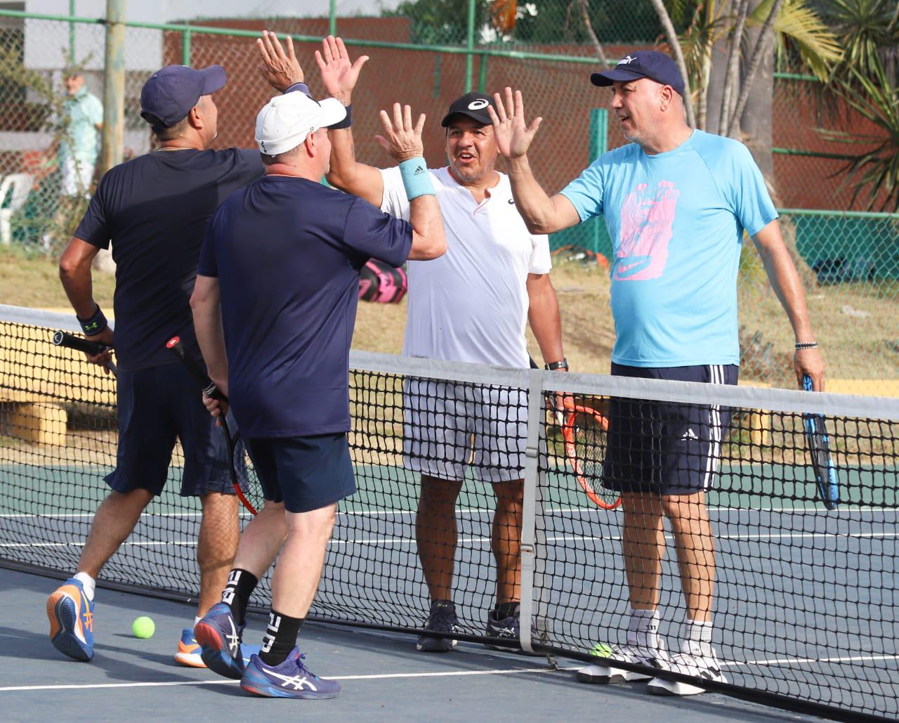 $!Al final de cada encuentro los jugadores se saludan.