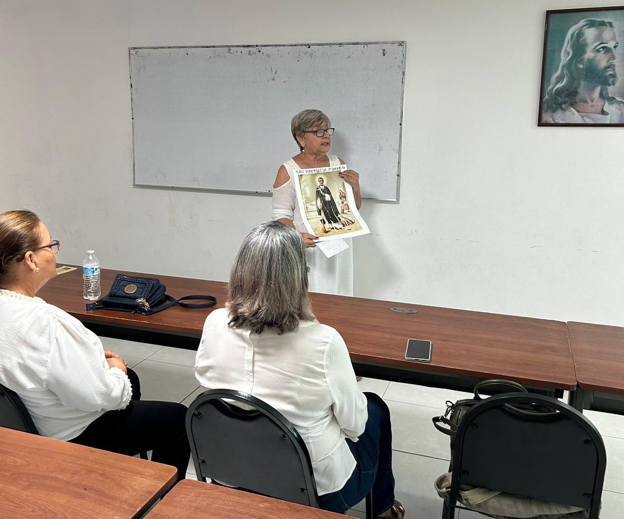 $!Las damas en la convivencia explicaron las historia de cada uno de los Santos.