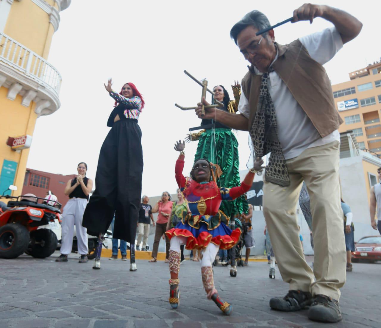 $!Celebran desfile jolgorio para invitar al Segundo Encuentro Regional de Teatro en Mazatlán