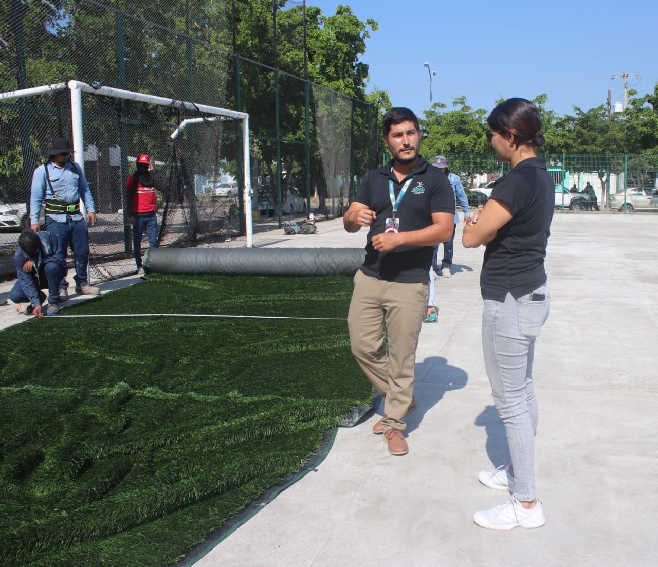 $!Inicia colocación del pasto sintético en la cancha de futbol Esmeralda