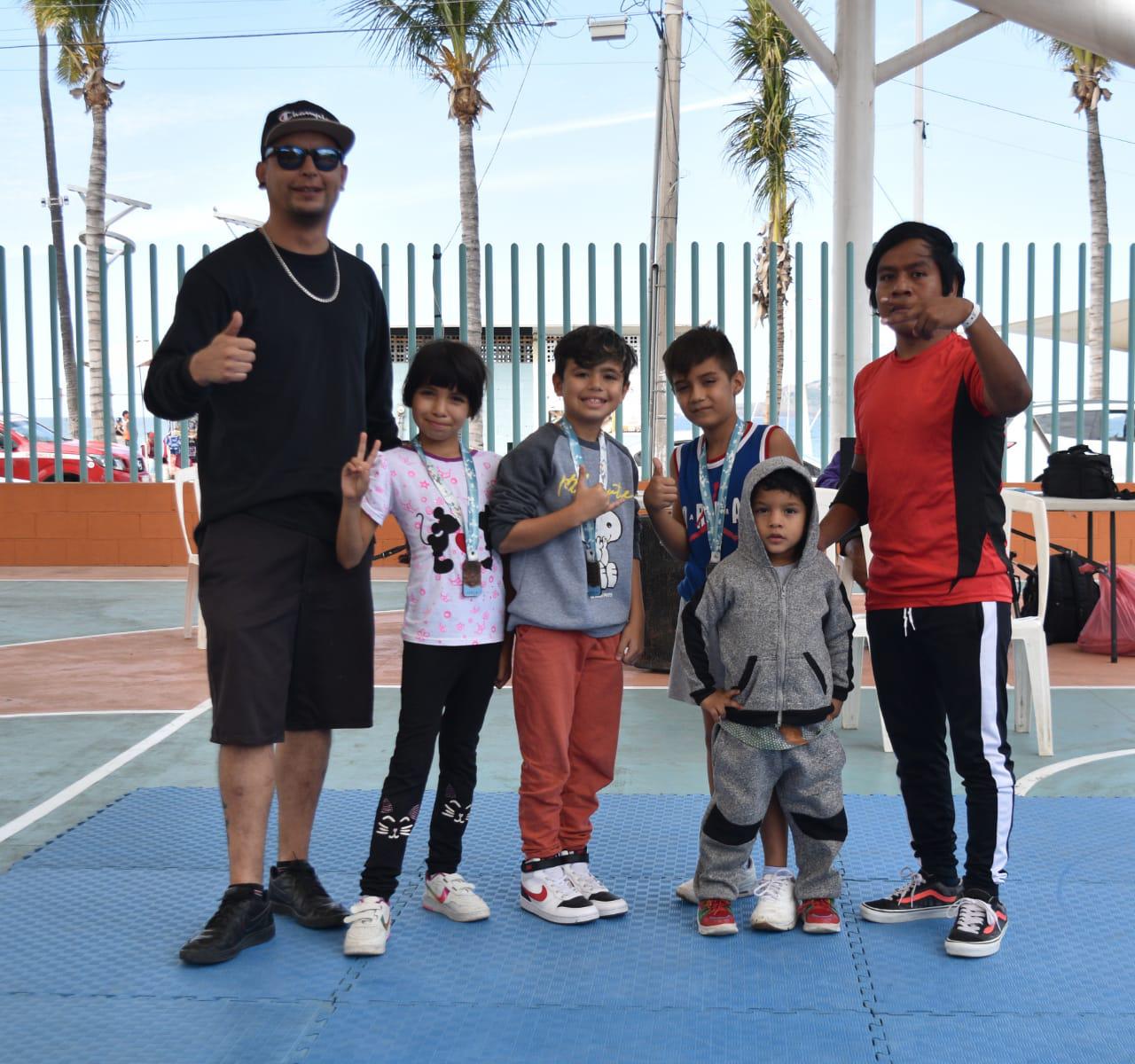 $!B-Boys y B-Girls arman batallas de breaking, en la cancha del Parque Martiniano Carvajal