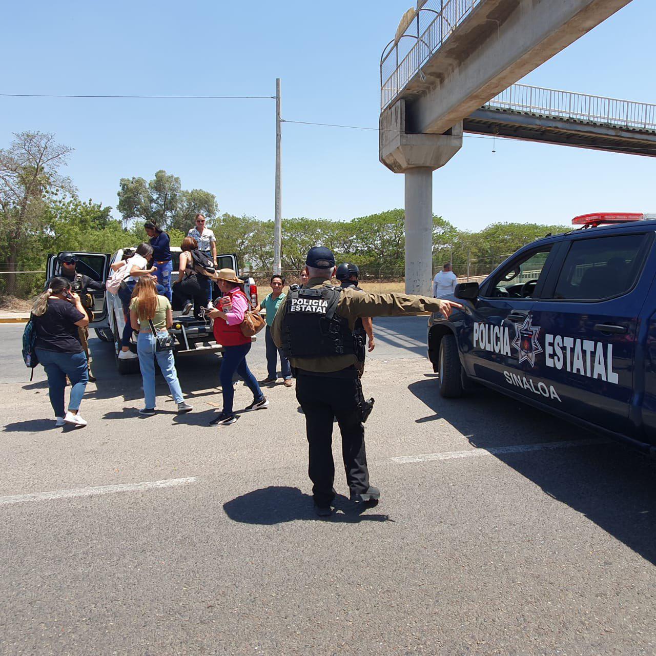 $!Policías estatales transportan a ciudadanos afectados por bloqueos en Culiacán