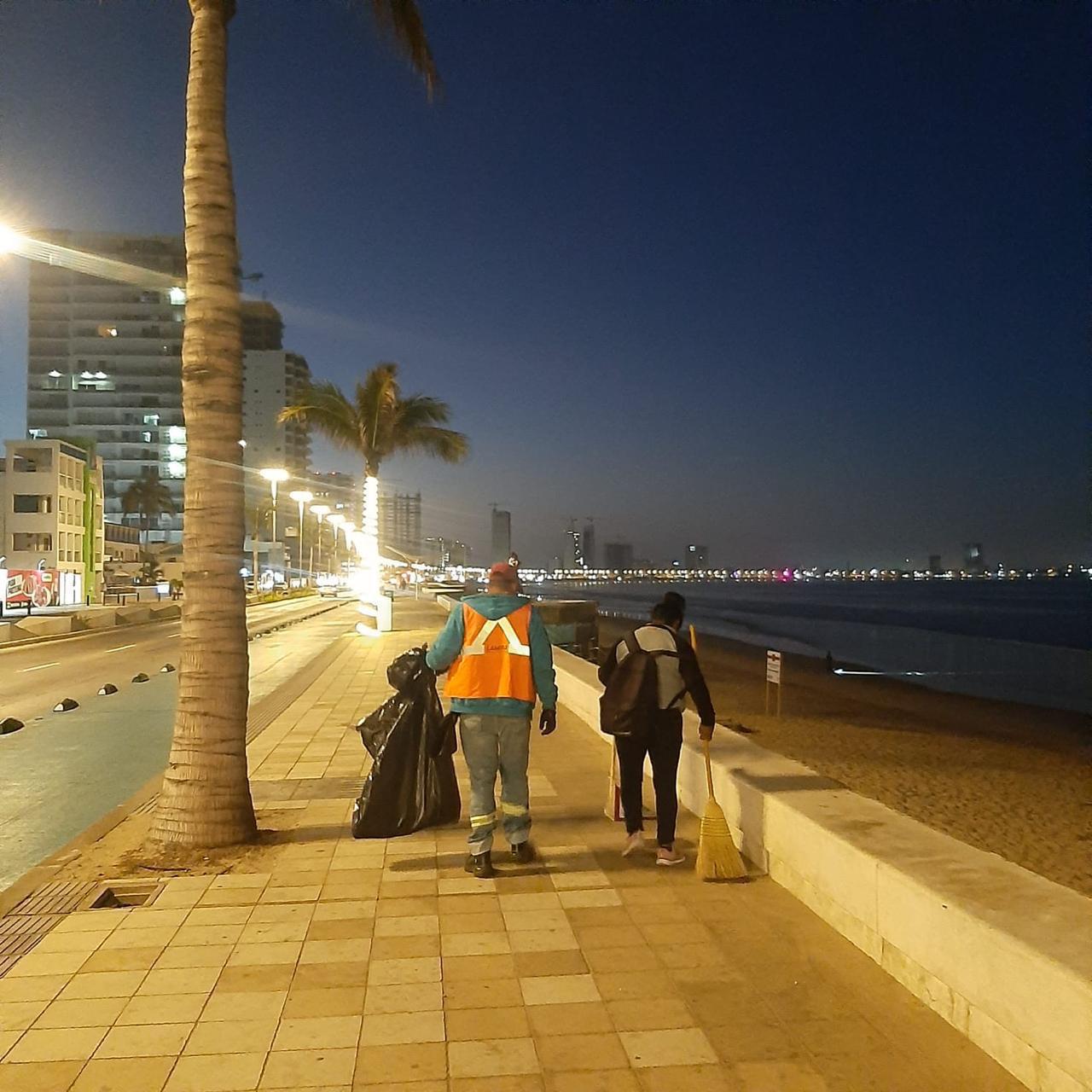 $!Limpian de madrugada las playas de Mazatlán; sacan más de 500 bolsas llenas de basura