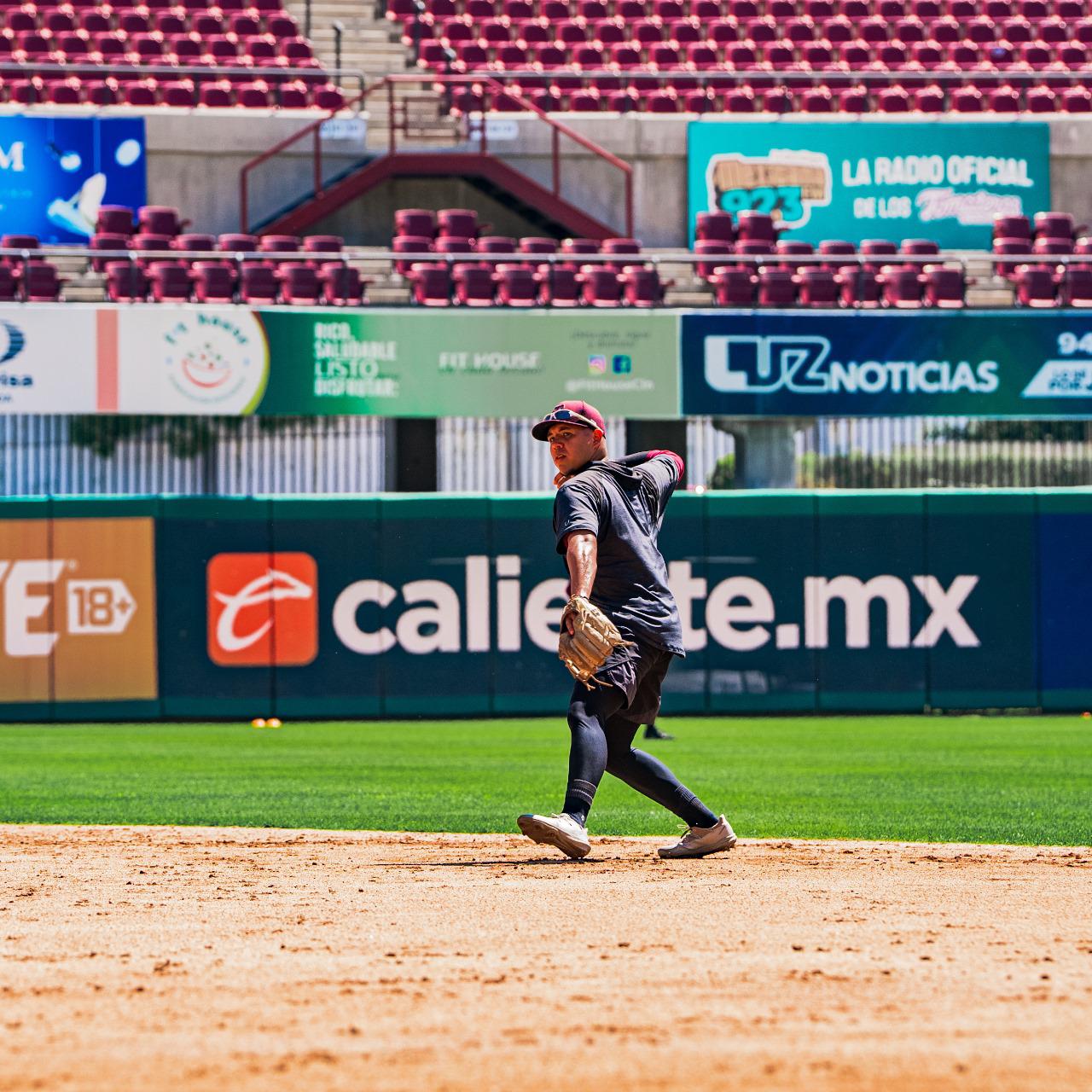 $!El zurdo Rubén Reyes se incorpora a las prácticas de Tomateros de Culiacán