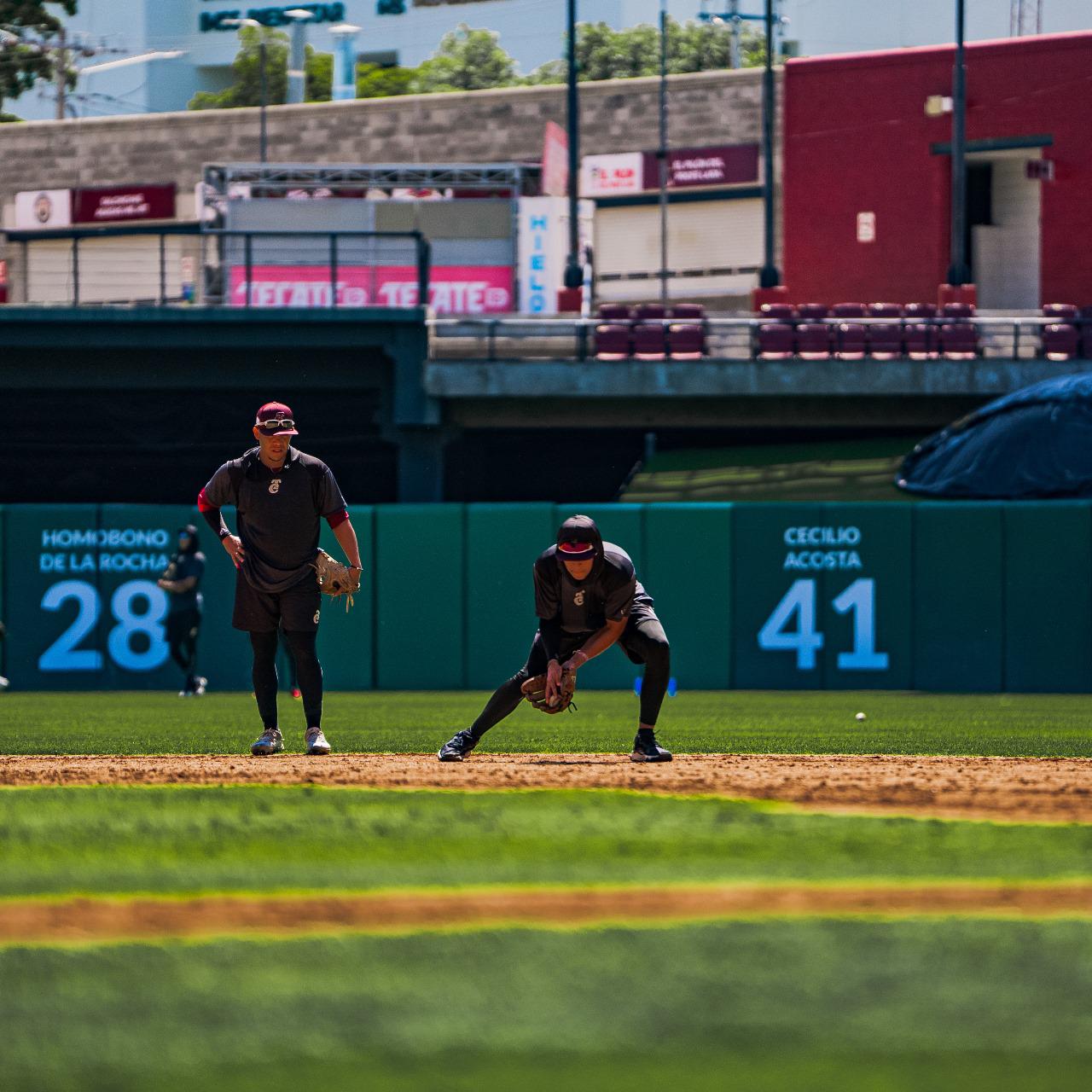 $!El zurdo Rubén Reyes se incorpora a las prácticas de Tomateros de Culiacán