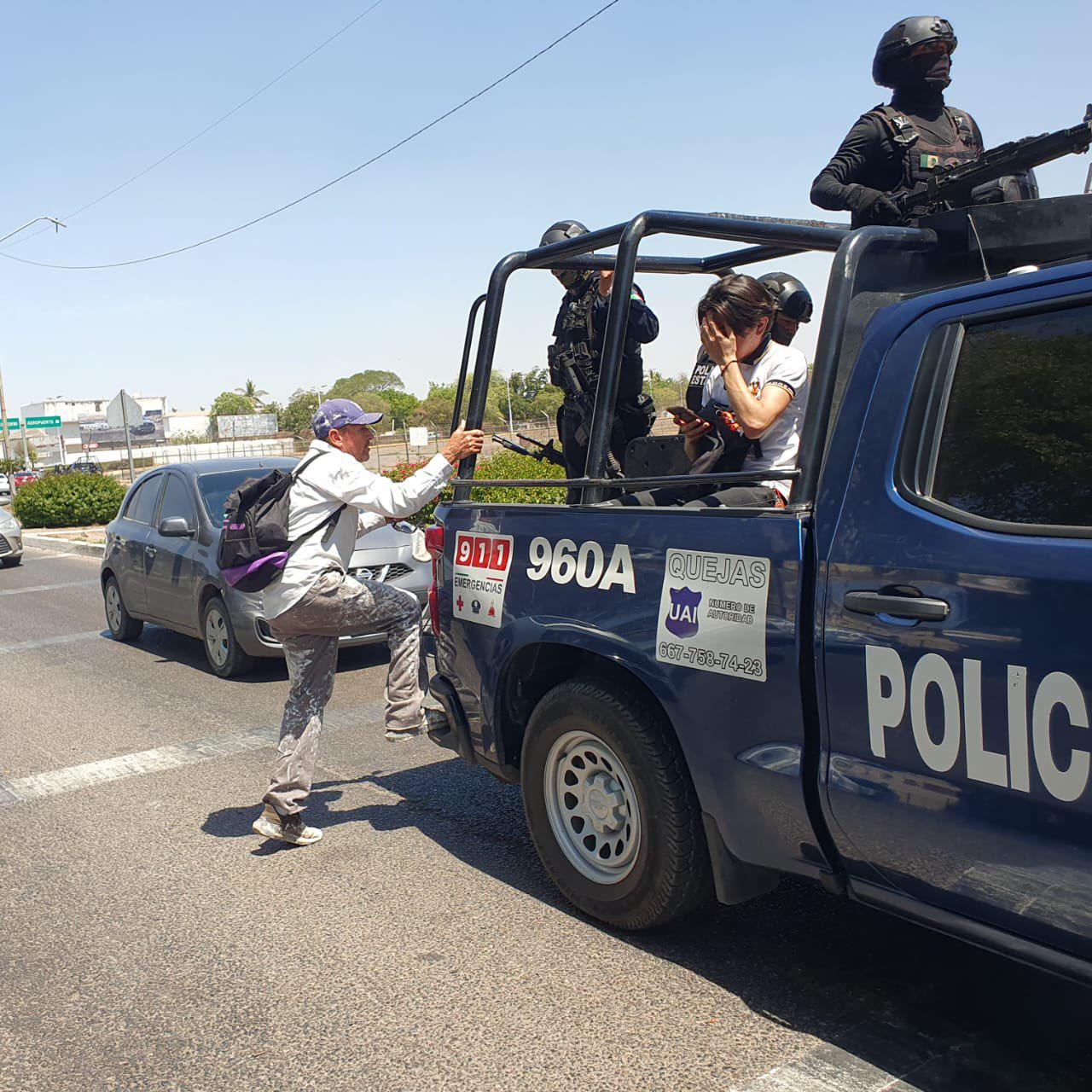 $!Policías estatales transportan a ciudadanos afectados por bloqueos en Culiacán