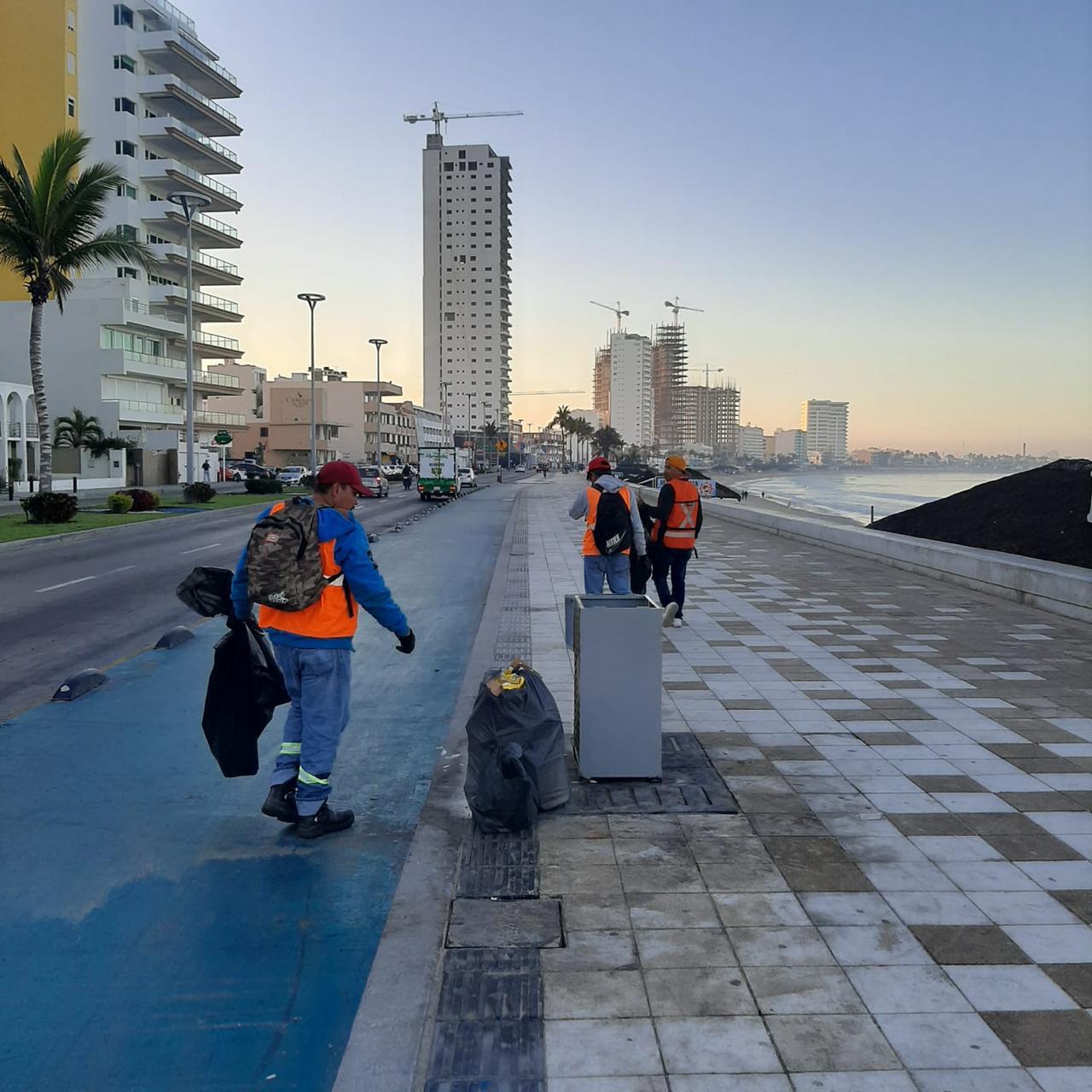 $!Limpian de madrugada las playas de Mazatlán; sacan más de 500 bolsas llenas de basura