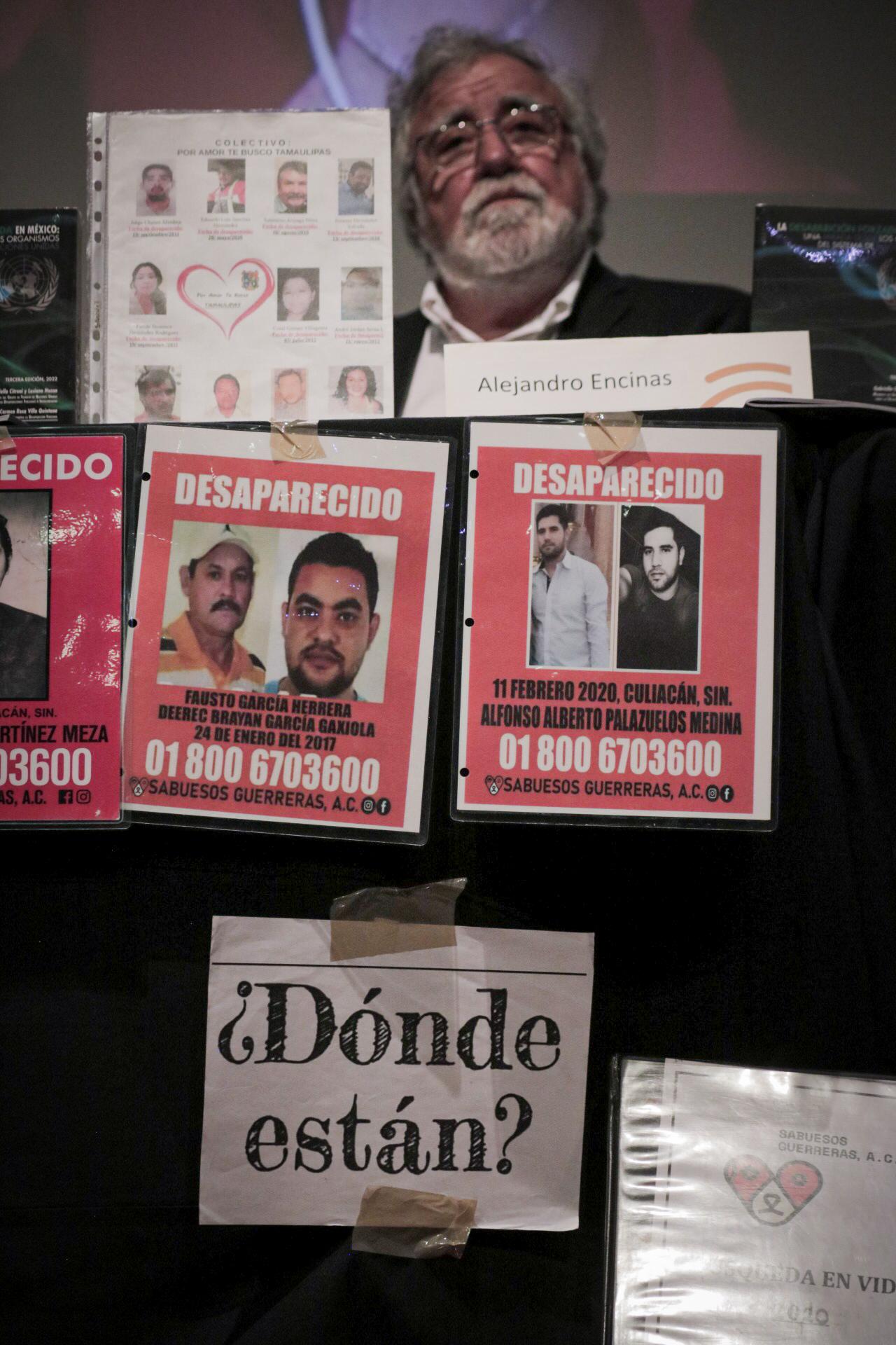 $!El subsecretario de Derechos Humanos Alejandro Encinas en un acto realizado el pasado enero, rodeado de las fichas de búsqueda y pancartas elaboradas por los colectivos.