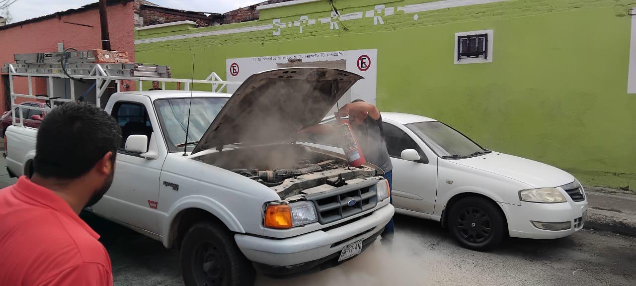 $!Se quema motor de Ford Ranger en el Centro de Culiacán