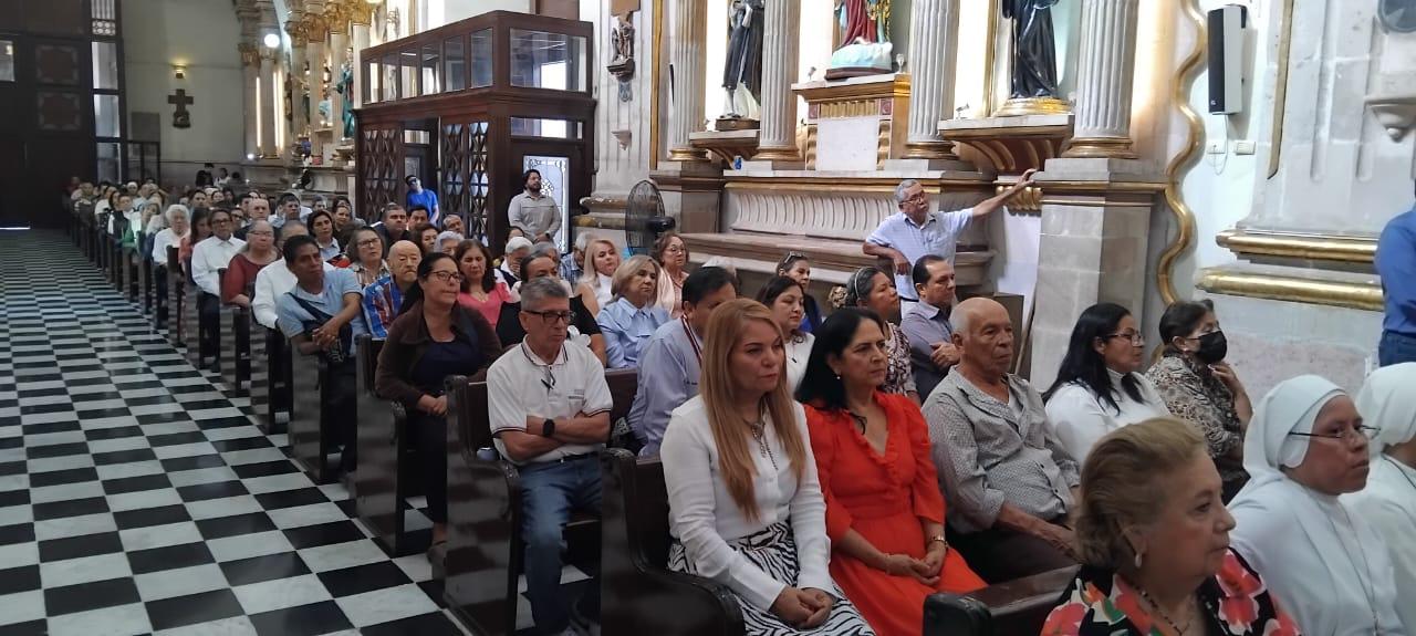 $!Oran por la paz de Culiacán en aniversario episcopal del Obispo Jesús Herrera