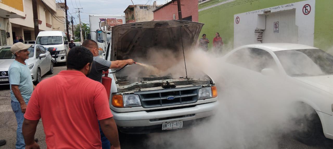 $!Se quema motor de Ford Ranger en el Centro de Culiacán