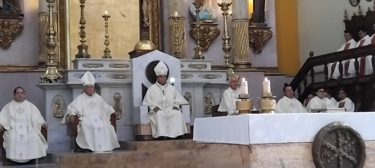 $!Oran por la paz de Culiacán en aniversario episcopal del Obispo Jesús Herrera