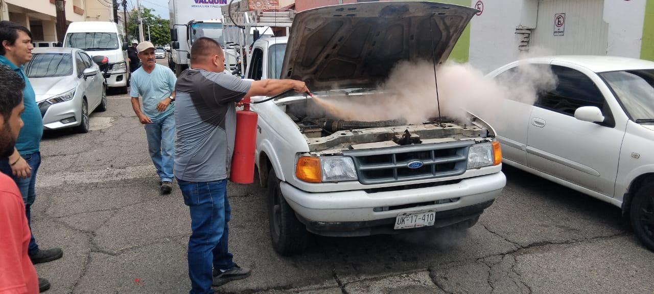 $!Se quema motor de Ford Ranger en el Centro de Culiacán