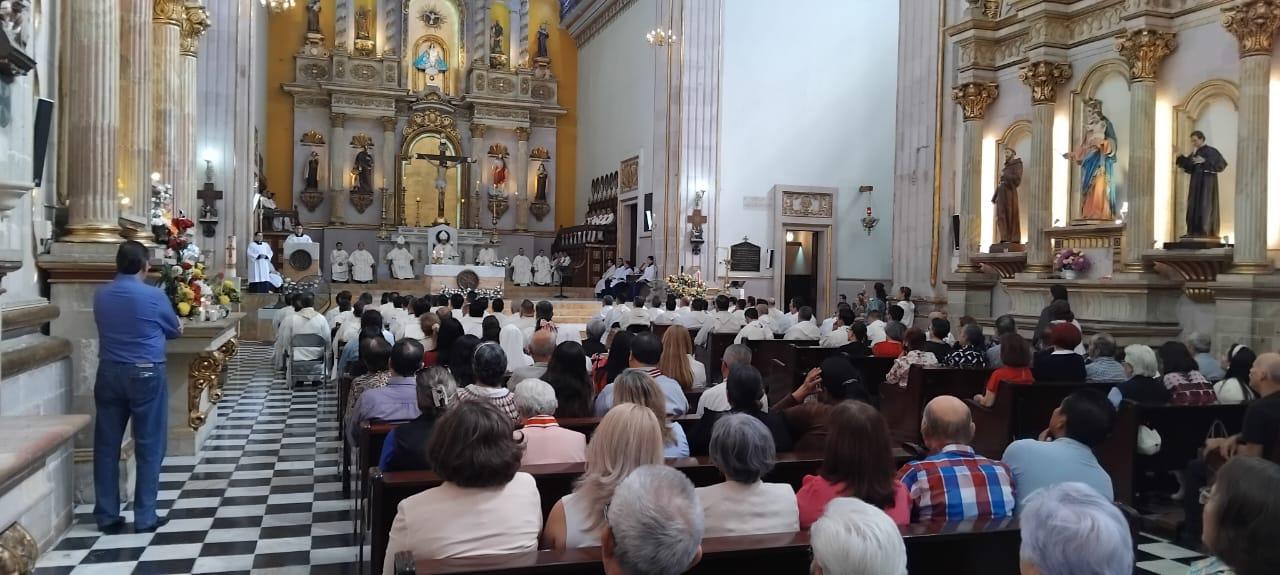 $!Oran por la paz de Culiacán en aniversario episcopal del Obispo Jesús Herrera