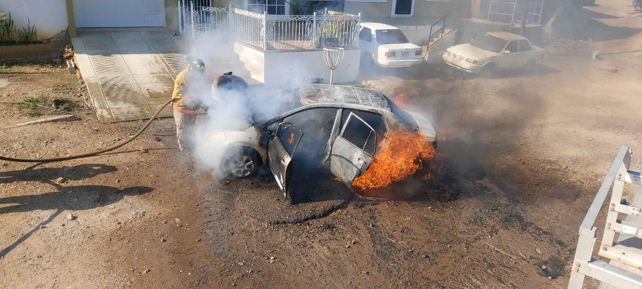 $!Incendio de un vehículo en Rosario alerta a vecinos