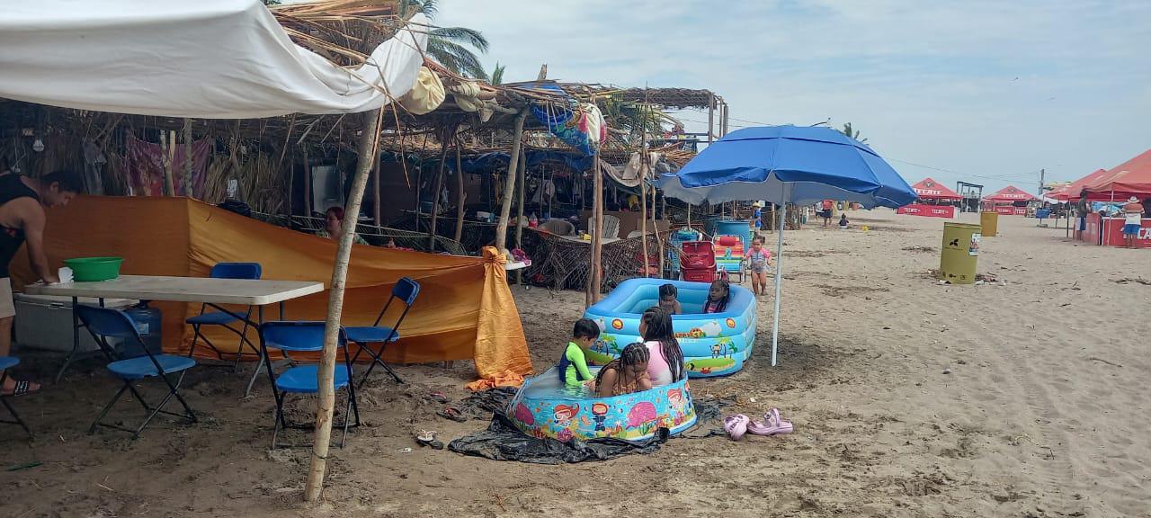 $!Ante mar de fondo, bañistas en Las Cabras buscan otras opciones