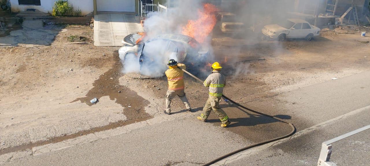 $!Incendio de un vehículo en Rosario alerta a vecinos