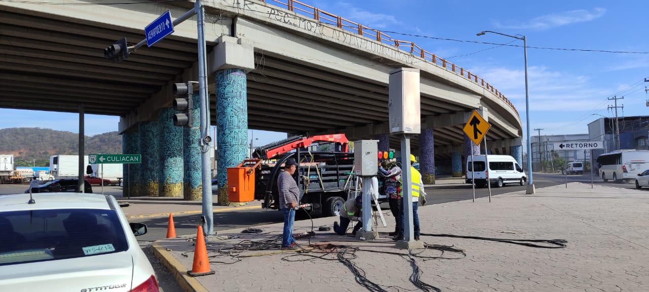 $!Reinstalan semáforo derribado bajo el puente vial al sur de Mazatlán