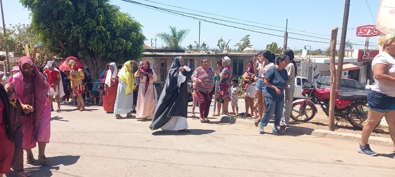 $!Después de tres años, salen a vivir el Viacrucis en Escuinapa