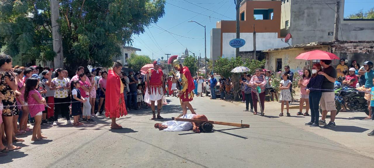 $!Después de tres años, salen a vivir el Viacrucis en Escuinapa