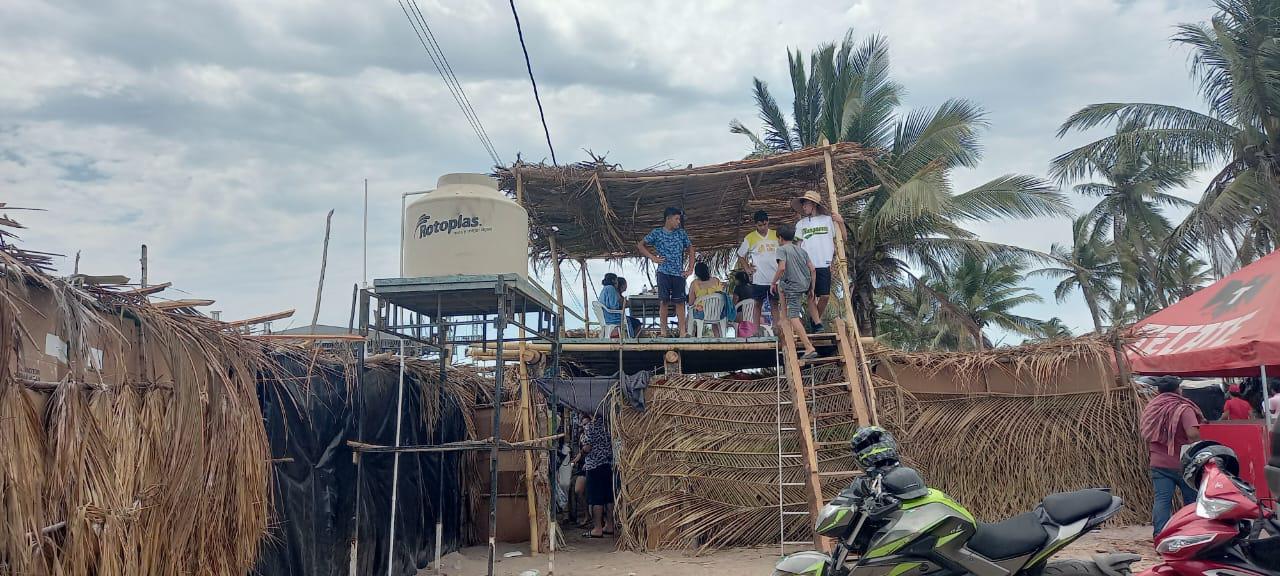 $!Ante mar de fondo, bañistas en Las Cabras buscan otras opciones