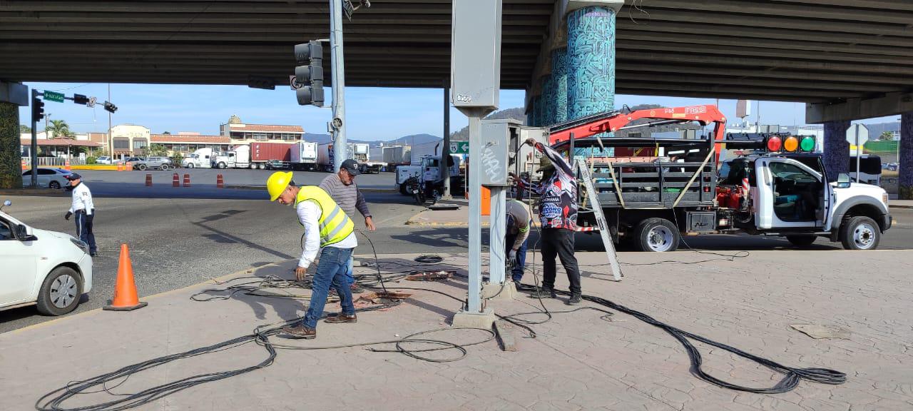 $!Reinstalan semáforo derribado bajo el puente vial al sur de Mazatlán