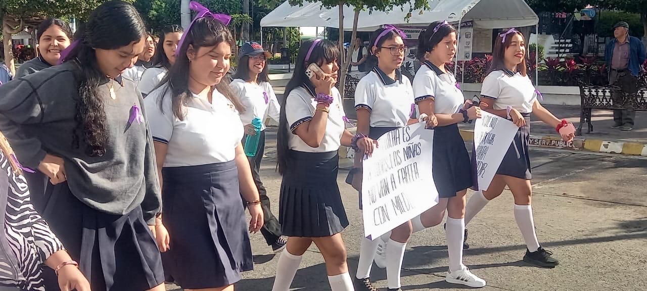 $!Marchan DIF e IMMUJER con estudiantes de Preparatoria de Escuinapa