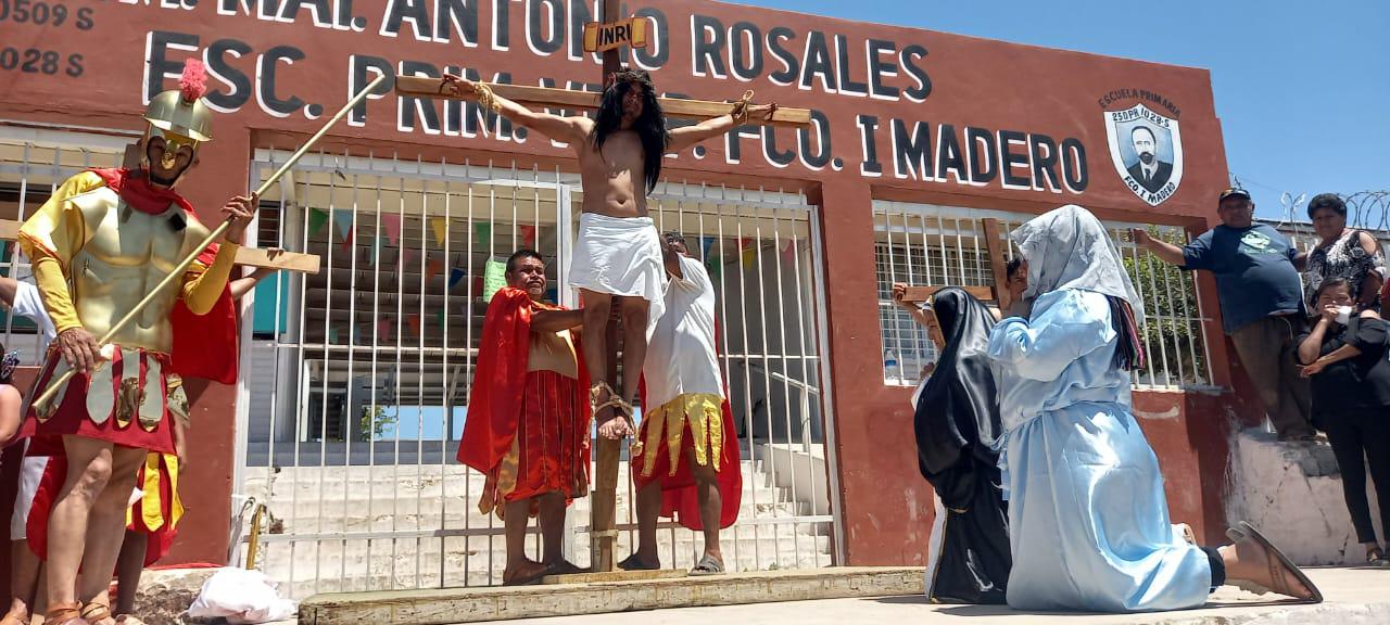 $!Después de tres años, salen a vivir el Viacrucis en Escuinapa