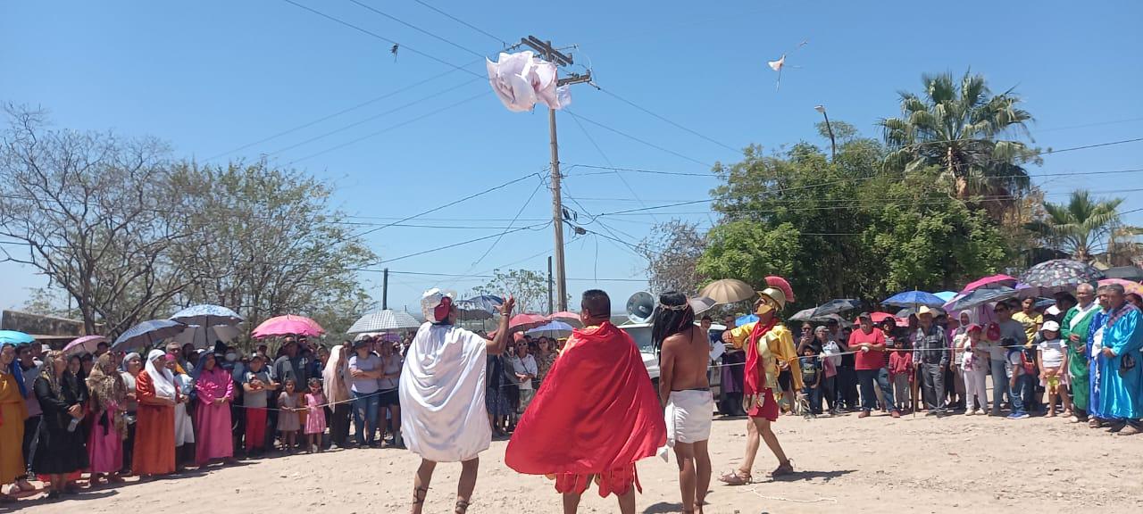 $!Después de tres años, salen a vivir el Viacrucis en Escuinapa