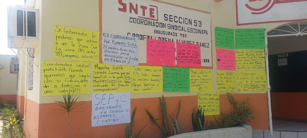 $!Hallan fachada del SNTE 53 cubierta de señalamientos en Escuinapa