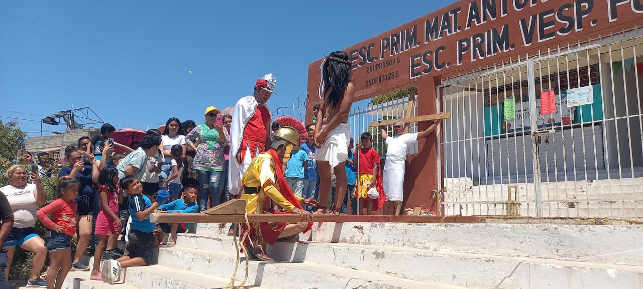 $!Después de tres años, salen a vivir el Viacrucis en Escuinapa