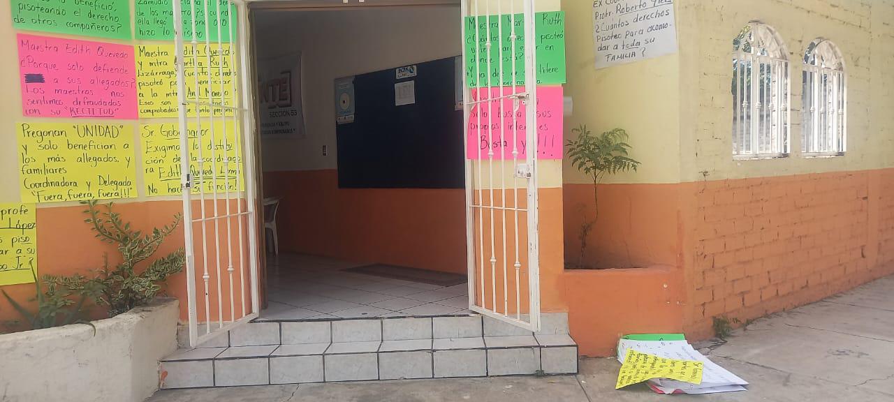 $!Hallan fachada del SNTE 53 cubierta de señalamientos en Escuinapa