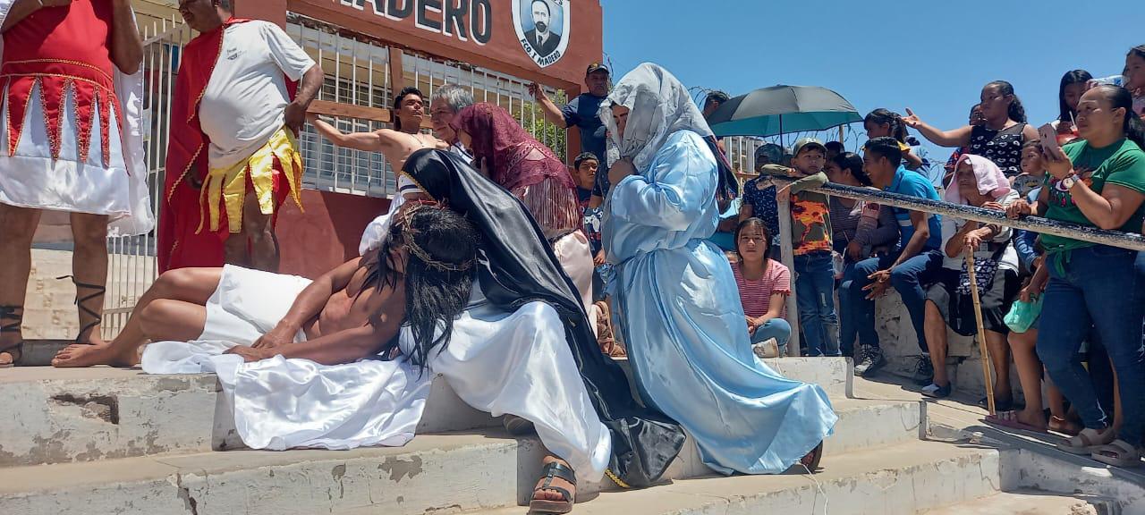 $!Después de tres años, salen a vivir el Viacrucis en Escuinapa