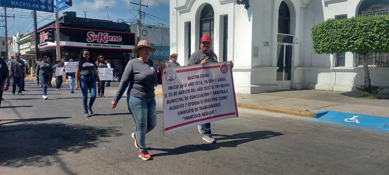 $!Se suman trabajadores a marcha por el 1 de mayo en Escuinapa