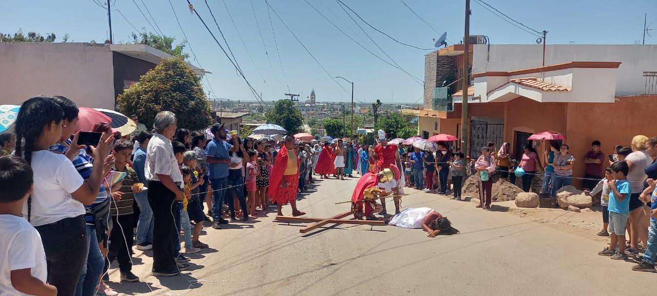 $!Después de tres años, salen a vivir el Viacrucis en Escuinapa