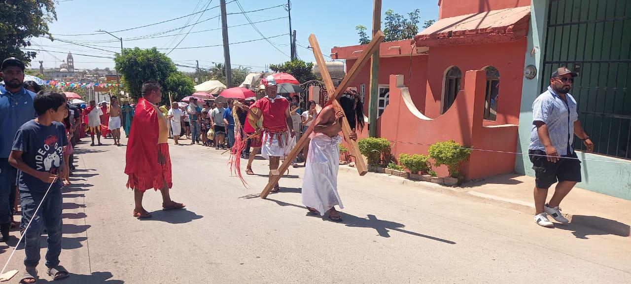 $!Después de tres años, salen a vivir el Viacrucis en Escuinapa