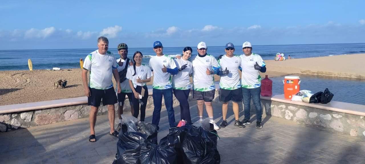 $!Grupo Pinsa conmemora el Día Mundial de las Playas limpiando las playas de Mazatlán