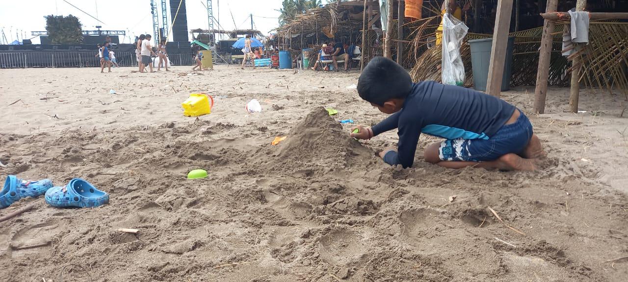 $!Ante mar de fondo, bañistas en Las Cabras buscan otras opciones