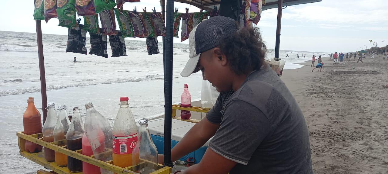 $!Por gusto y tradición, Ulises Gustavo ofrece sus raspados a los bañistas