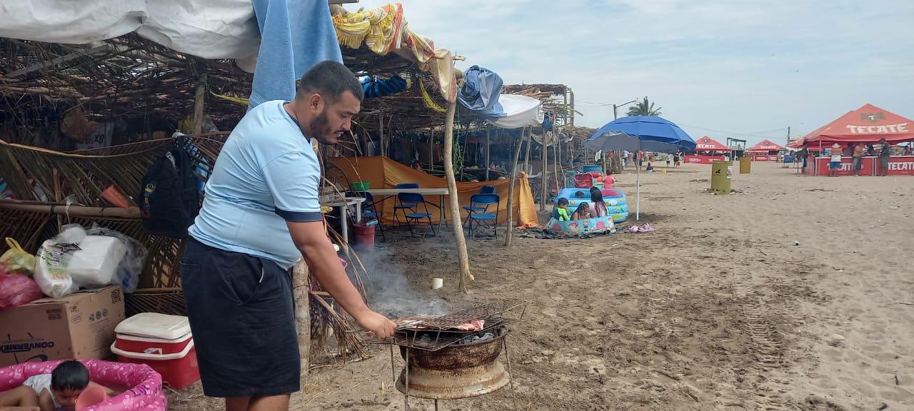 $!Ante mar de fondo, bañistas en Las Cabras buscan otras opciones