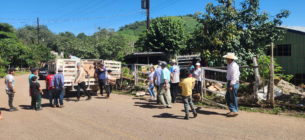 $!Llevan alimentos a pobladores de la sierra de Concordia ante inseguridad