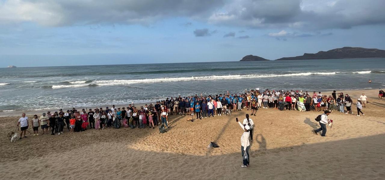 $!Limpian las playas de Mazatlán y sacan cerca de una tonelada de basura, entre ellos 200 kilos bajo el mar