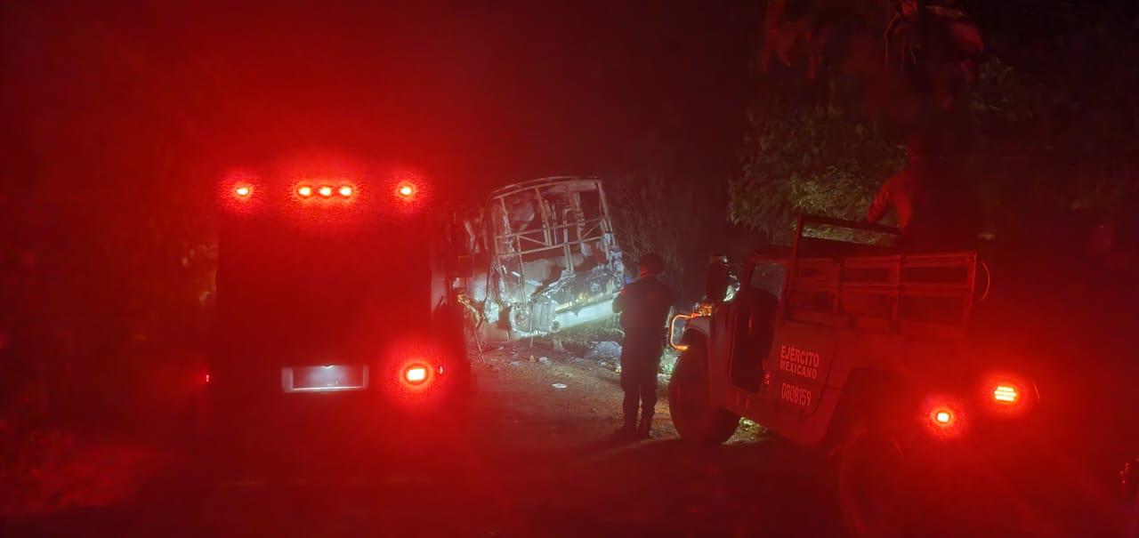 $!Tres detenidos, familias desplazadas y arsenal decomisado deja jornada de violencia en la sierra de Rosario