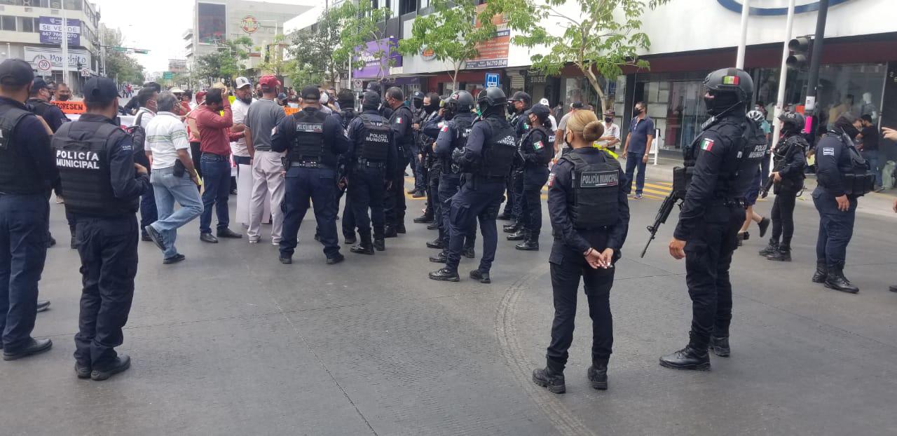 $!Elevan presión policías jubilados y bloquean céntrica avenida; culpan a Estrada Ferreiro