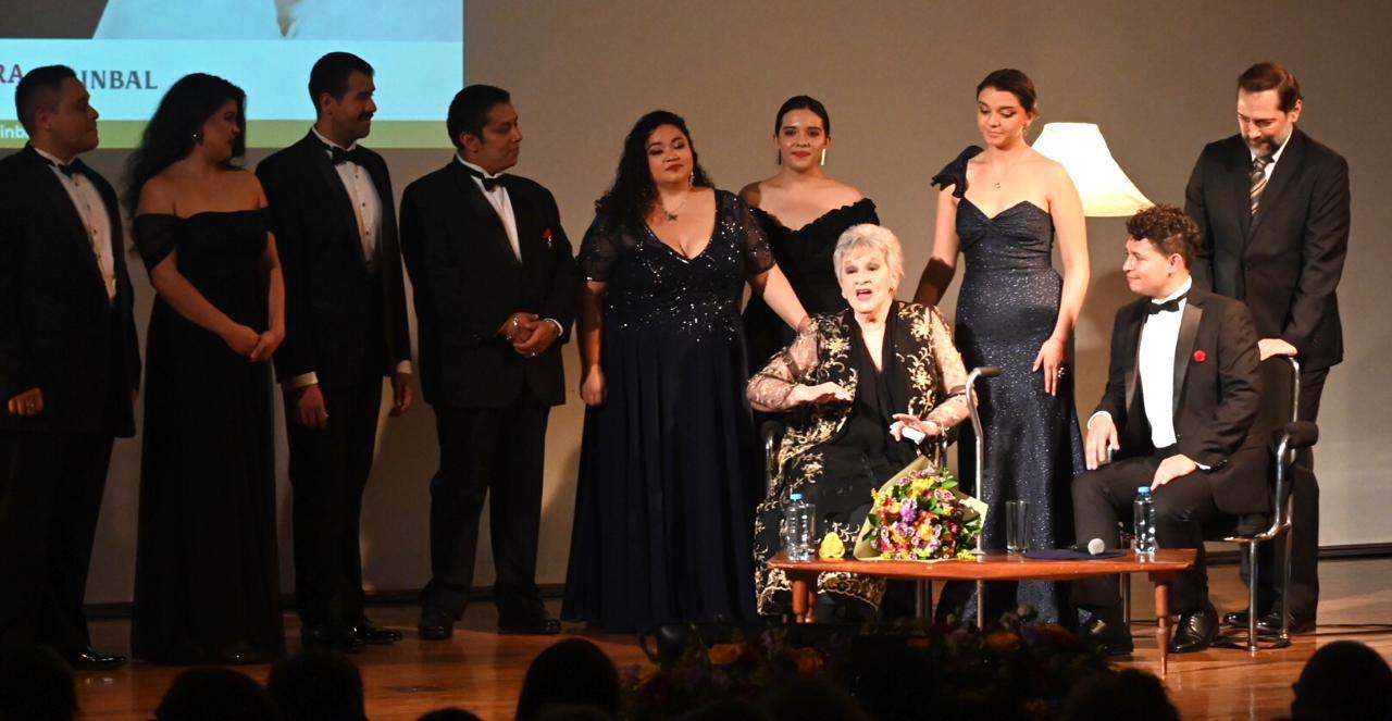 $!Los cantantes con la homenajeada.