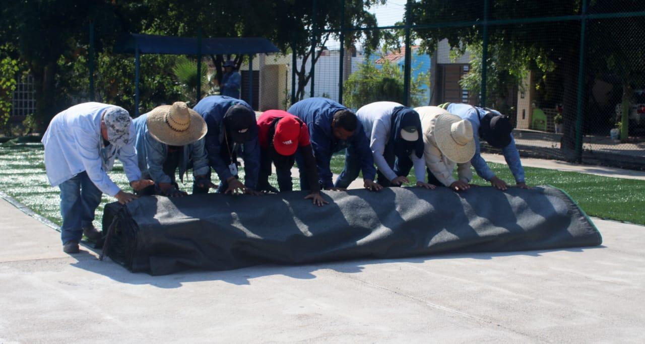 $!Inicia colocación del pasto sintético en la cancha de futbol Esmeralda